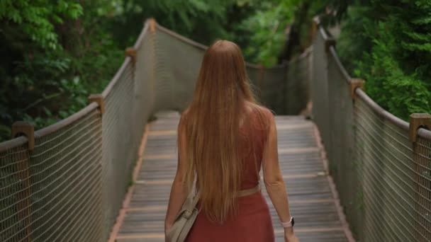 Slowmotion Video Woman Tourist Walkimg Rope Bridge Yildiz Park Besiktas — Stock Video