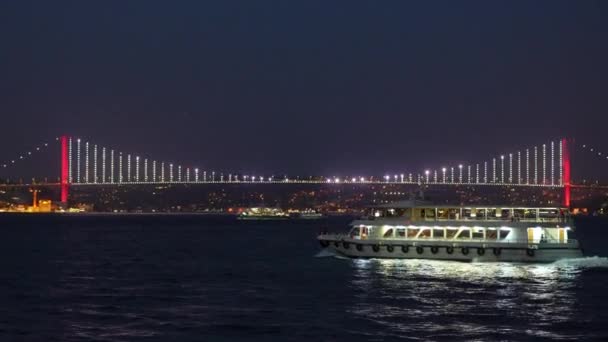 Gece Sahnesi Boğaz Boyunca Uzanan Aydınlık Asma Köprüye Bakın Feribot — Stok video