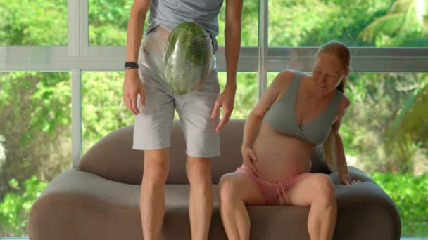 Este Divertido Video Cámara Lenta Una Mujer Embarazada Fijó Juguetonamente — Vídeo de stock