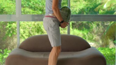 Bu komik yavaş çekim videosunda, hamile bir kadın şakacı bir şekilde erkeğin karnına bir karpuz takarak hamileliğin ağırlığının ve deneyiminin neşeli bir simülasyonunu yaratıyor. Tecrübe