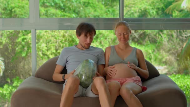 Deze Humoristische Slow Motion Video Een Zwangere Vrouw Speels Bevestigd — Stockvideo
