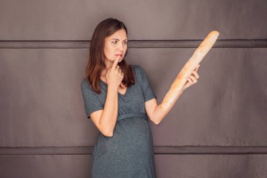 40 yaşından sonra mutlu ve sağlıklı hamile bir kadın hamilelik yolculuğu boyunca glütensiz bir yaşam tarzını benimsiyor. Gelişmekte olan bir bebek ve anne için besleyici seçenekler.