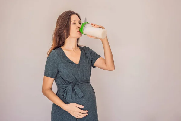 Энергичная Здоровая Беременная Женщина После Лет Наслаждается Протеиновым Коктейлем Питательного — стоковое фото