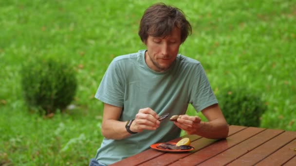 Bearded Man Portrayed Picturesque Park Relishing Mouthwatering Traditional Turkish Dish — Stock Video