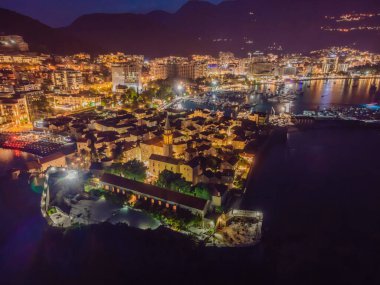 Karadağ 'ın Budva kenti ışıkları yukarıdan görülüyor. Gece görüşü. Geceleyin Budva 'nın insansız hava aracı.