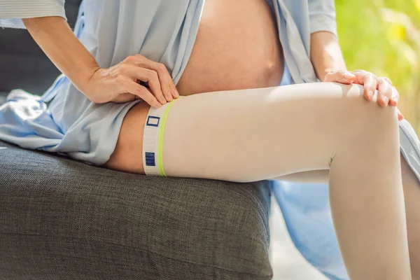 圧縮ストッキングを着用しているコンテンツと快適な妊婦は 妊娠中のより良い脚の健康とサポートを確保します — ストック写真