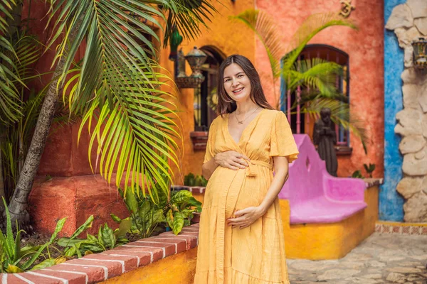 이상의 강력하고 탄력있는 여성은 멕시코에서 출산의 아름다움을 포용하고 문화적 풍요로움으로 — 스톡 사진