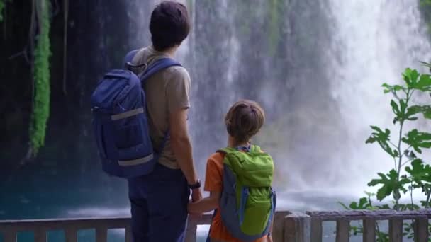在迷人的安塔利亚市 一对父子被描绘成游客 参观令人叹为观止的上达顿瀑布 这段录像让观众沉浸在家庭的欢乐中 — 图库视频影像