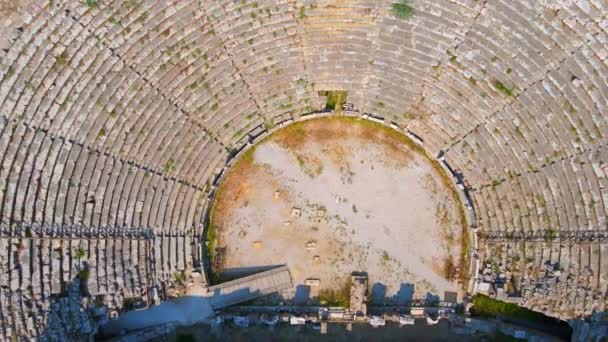 在这个迷人的空中视频中 人们看到了古老的珀格市的遗迹 它展示了坐落在历史遗迹中的一个令人震惊的圆形剧场 这个圆形剧场证明了 — 图库视频影像
