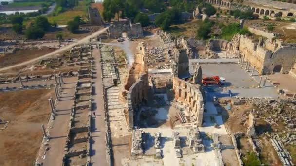 この魅惑的な空中ストックビデオでは トルコのアンタルヤの古代都市ペルージの注目すべき遺跡が示されています カメラは優雅に上に滑り パノラマを提供しています — ストック動画