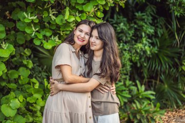 40 yaşından sonra hamile bir kadının anne-kız ilişkisinin güzelliğini kucaklayan, genç kızıyla özel bir bağ kurduğu, parkta yakalanan yürek ısıtan bir an..