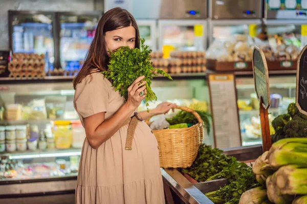 40歳を過ぎた輝く妊婦は 活気に満ちた有機市場で有機野菜や果物を選び 彼女の健康と赤ちゃんの健康を優先して健康的な選択をする — ストック写真
