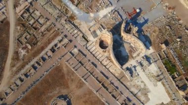 Bu büyüleyici havacılık videosunda, Türkiye 'nin Antalya kentindeki antik Perge kentinin dikkate değer kalıntıları gösteriliyor. Kamera zarif bir şekilde yukarıda süzülüyor, bir panoramik sunuyor.