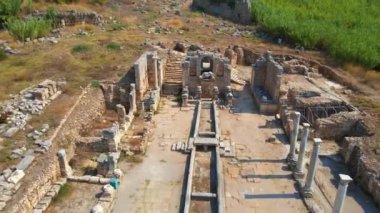 Bu büyüleyici havacılık videosunda, Türkiye 'nin Antalya kentindeki antik Perge kentinin dikkate değer kalıntıları gösteriliyor. Kamera zarif bir şekilde yukarıda süzülüyor, bir panoramik sunuyor.