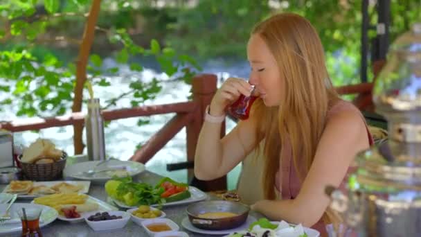 Ung Kvinna Porträtteras Njuta Munvattnande Turkisk Frukost Kameran Fokuserar Den — Stockvideo
