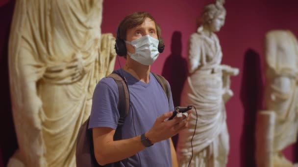 Joven Con Una Máscara Facial Retratado Explorando Museo Historia Escuchando — Vídeos de Stock