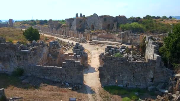 在这个迷人的航材视频中 展示了土耳其安塔利亚竞争城市古老城市佩奇的壮观废墟 相机优雅地在上方滑行 提供全景 — 图库视频影像
