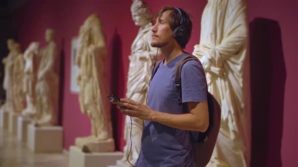 Młody Człowiek Jest Przedstawiany Jako Zwiedzający Muzeum Historii Uważnie Słuchający — Wideo stockowe