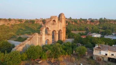 Bu nefes kesici havacılık videosunda, Türkiye 'nin Antalya kentindeki antik Aspendos kenti yakınlarındaki bir su kemerinin büyüleyici kalıntıları zarif bir şekilde duruyor. Kamera üzerini süpürüyor
