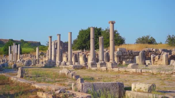 トルコのアンタルヤの古代都市ペルージの注目すべき遺跡が示されています 遺跡は 豊かな過去の市民の遺言として立っています 構造の残りと — ストック動画