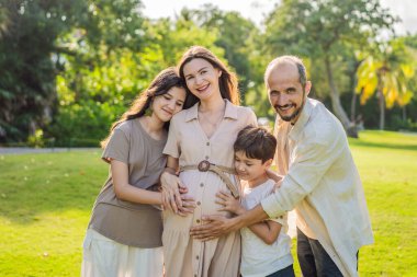 Sevgi dolu bir aile parkta sakin bir şekilde yürüyor. 40 yaşından sonra ışıl ışıl hamile bir kadın, kocası tarafından kucaklanıyor ve yanında yetişkin çocukları da var. Birlikte geçirdikleri değerli anların tadını çıkarıyorlar.