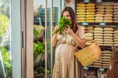 Kırkından sonra parlayan hamile bir kadın sağlıklı bir seçim yapar. Canlı organik marketten organik sebze ve meyve seçer. Sağlığını ve bebek sağlığını ön planda tutar..