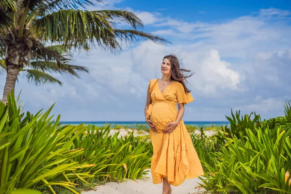 Promienna Kobieta Ciąży Czterdziestce Pławiąca Się Słońcu Ciepło Tropikalnej Plaży — Zdjęcie stockowe