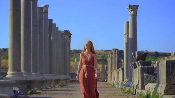 Ung Kvinna Besöker Anmärkningsvärda Ruinerna Den Antika Staden Perge Den — Stockvideo