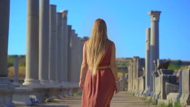 Молодая Женщина Посещает Замечательные Руины Древнего Города Перге Краеугольном Городе — стоковое видео