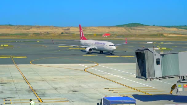 2022 Istambul Turquia Estacionamento Avião Comercial Atracando Aeroporto Avião Turkish — Vídeo de Stock
