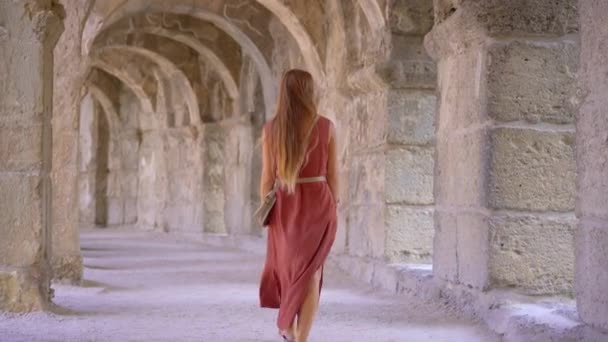 Μια Νεαρή Τουρίστρια Περπατά Μέσα Στη Στήλη Του Αρχαίου Ρωμαϊκού — Αρχείο Βίντεο