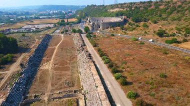 Hava videosu. İnsansız hava aracı, Türkiye 'nin Antalya kentindeki antik Perge kentinin kalıntılarında hipodromun üzerinde uçuyor. Hipodrom, geçmişin canlı yaşamının bir göstergesidir.