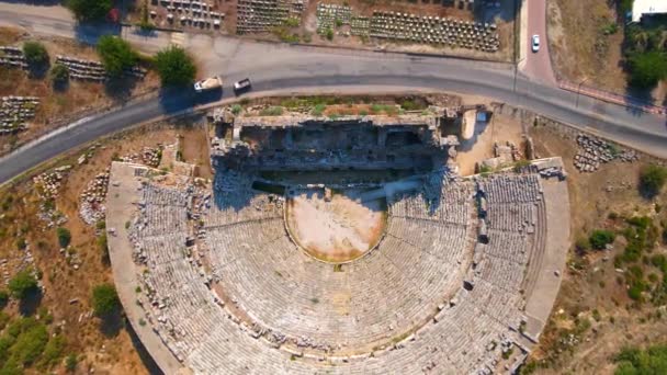 この魅惑的な空中ビデオでは 古代都市ペルゲの残骸が歴史的な遺跡に囲まれた素晴らしい円形劇場を展示しています この円形劇場は 遺言として — ストック動画