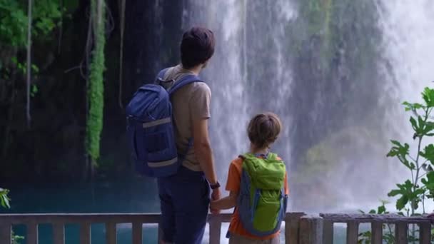 Отец Сын Изображаются Туристы Посещающие Захватывающий Дух Водопад Верхнего Дудена — стоковое видео