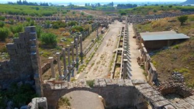 Bu büyüleyici havacılık videosunda, Türkiye 'nin Antalya kentindeki antik Perge kentinin dikkate değer kalıntıları gösteriliyor. Kamera zarif bir şekilde yukarıda süzülüyor, bir panoramik sunuyor.
