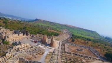Bu büyüleyici havacılık videosunda, Türkiye 'nin Antalya kentindeki antik Perge kentinin dikkate değer kalıntıları gösteriliyor. Kamera zarif bir şekilde yukarıda süzülüyor, bir panoramik sunuyor.