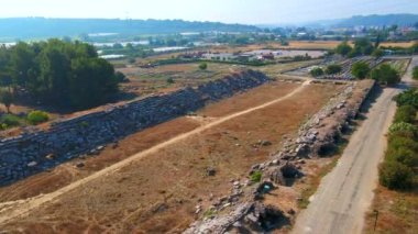 Hava videosu. İnsansız hava aracı, Türkiye 'nin Antalya kentindeki antik Perge kentinin kalıntılarında hipodromun üzerinde uçuyor. Hipodrom, geçmişin canlı yaşamının bir göstergesidir.