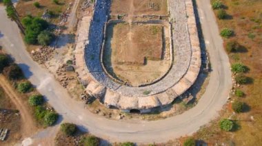 Hava videosu. İnsansız hava aracı, Türkiye 'nin Antalya kentindeki antik Perge kentinin kalıntılarında hipodromun üzerinde uçuyor. Bu görüntüler Antalyas tarihine benzersiz bir bakış açısı sunuyor