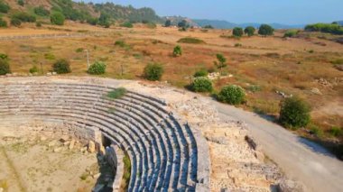 Hava videosu. İnsansız hava aracı, Türkiye 'nin Antalya kentindeki antik Perge kentinin kalıntılarında hipodromun üzerinde uçuyor. Hipodrom, geçmişin canlı yaşamının bir göstergesidir.