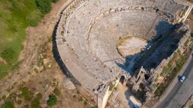 Bu büyüleyici hava videosunda, antik Perge şehrinin kalıntıları, tarihi harabelerin içine yerleştirilmiş çarpıcı bir amfitiyatroyu gözler önüne seriyor. Bu amfi tiyatro, bir vasiyet.