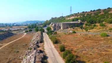 Hava videosu. İnsansız hava aracı, Türkiye 'nin Antalya kentindeki antik Perge kentinin kalıntılarında hipodromun üzerinde uçuyor. Hipodrom, geçmişin canlı yaşamının bir göstergesidir.