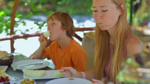 Mladá Žena Její Syn Jsou Zobrazeny Potěšení Tradiční Turecké Snídani — Stock video
