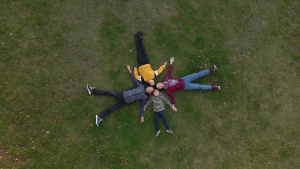 Сім Чотирьох Батько Мати Дочка Син Лежать Траві Парку Дрон — стокове відео