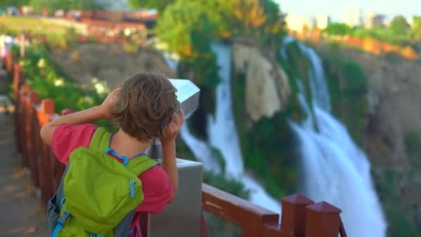 Liten Pojke Porträtteras Besöker Nedre Dudens Vattenfall Den Pittoreska Staden — Stockvideo