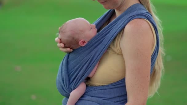 Malutkie Nowo Narodzone Dziecko Jest Przytulnie Zagnieżdżone Miękkim Dziecięcym Temblaku — Wideo stockowe