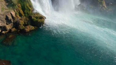 Antalya şehrindeki Lower Duden Şelalesi 'nin yavaş çekim videosu. Kamera deniz suyundan şelaleye doğru eğiliyor..