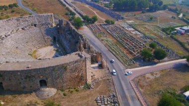 Bu büyüleyici hava videosunda, antik Perge şehrinin kalıntıları, tarihi harabelerin içine yerleştirilmiş çarpıcı bir amfitiyatroyu gözler önüne seriyor. Bu amfi tiyatro, bir vasiyet.