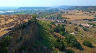 Bu büyüleyici havacılık videosunda, Türkiye 'nin Antalya kentindeki antik Perge kentinin dikkate değer kalıntıları gösteriliyor. Kamera zarif bir şekilde yukarıda süzülüyor, bir panoramik sunuyor.