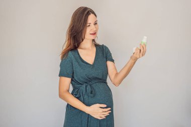 40 'ın üzerinde hamile ve kendinden emin bir kadın hamilelik ve deodorant tartışmasını sergiliyor. Hamile anneler için iyi mi kötü mü? Yolculuğu güvenli ve nazik seçeneklerle kucaklayın..