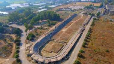 Hava videosu. İnsansız hava aracı, Türkiye 'nin Antalya kentindeki antik Perge kentinin kalıntılarında hipodromun üzerinde uçuyor. Hipodrom, geçmişin canlı yaşamının bir göstergesidir.